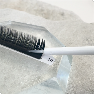 エクステ全体に塗布する様子