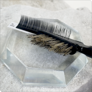 ステンレスコームでコーミングする様子