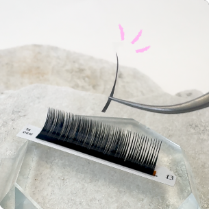 地まつ毛へ装着する様子